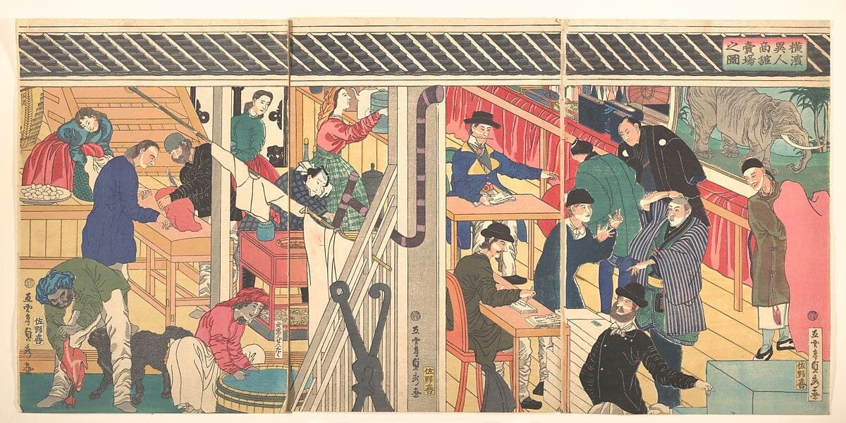 1861年の横浜の外国商館を描いた三枚続の錦絵。右では、西洋人の店主が身ぶりで縞の着物の日本人の客に話しかけている