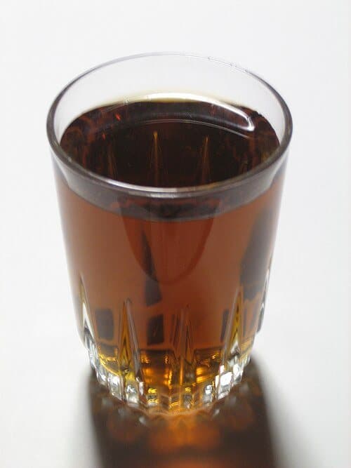 グラスに注がれた、琥珀色の冷たい麦茶